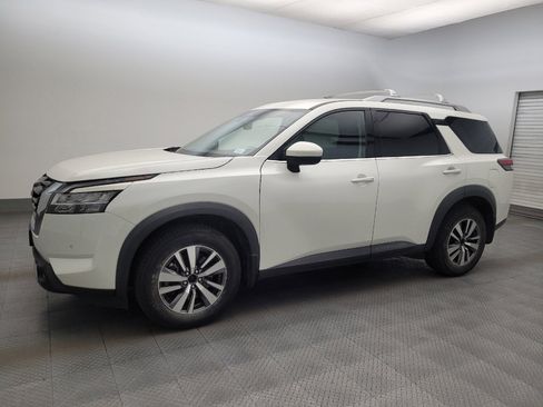 Used 2022 Nissan Pathfinder SL AWD/4WD image 2