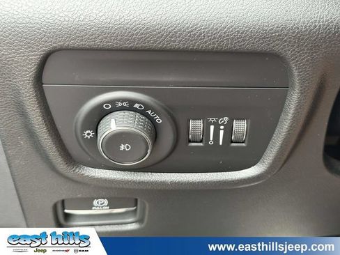 Used 2023 Jeep Grand Cherokee Limited AWD/4WD image 24