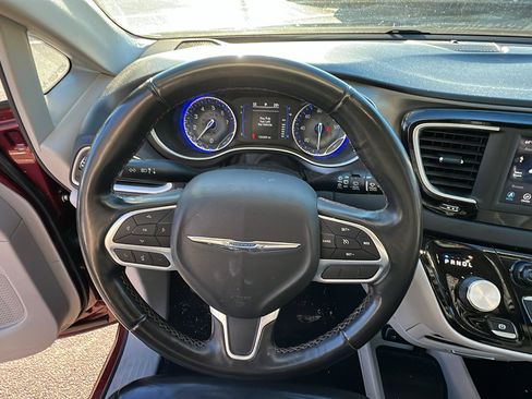 Used 2020 Chrysler Pacifica Touring-L image 27