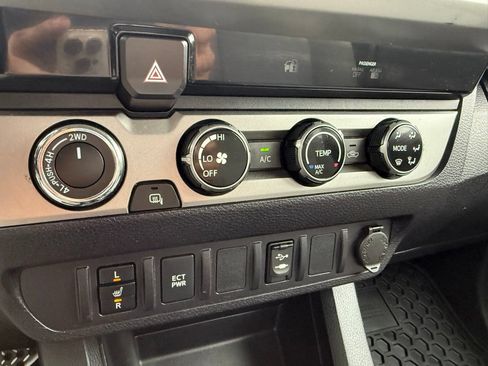 Used 2017 Toyota Tacoma SR5 AWD/4WD image 15
