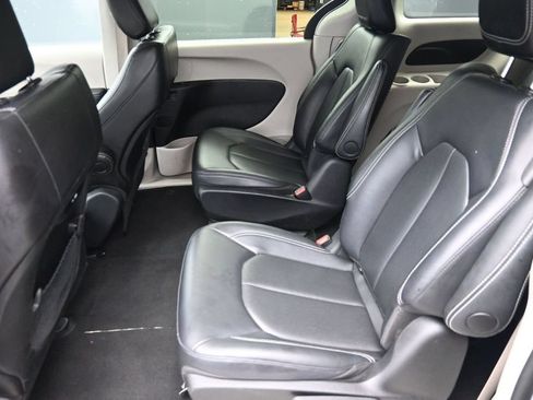 Used 2024 Chrysler Pacifica Limited FWD image 17
