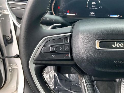 Used 2023 Jeep Grand Cherokee Laredo image 17