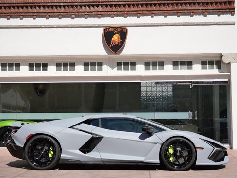 Used 2025 Lamborghini Revuelto AWD/4WD image 2