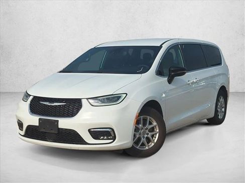 Used 2025 Chrysler Pacifica Select image 1