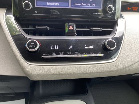 Used 2021 Toyota Corolla LE image 26