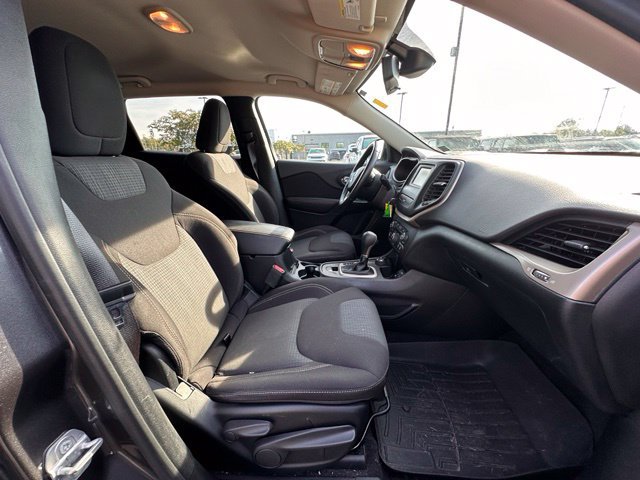 Used 2016 Jeep Cherokee Latitude w/ Cold Weather Group AWD/4WD image 30