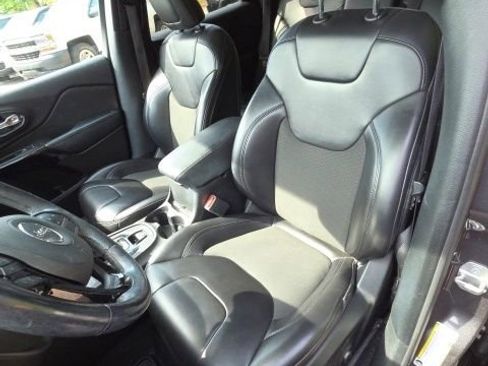 Used 2020 Jeep Cherokee Latitude Plus AWD/4WD image 14