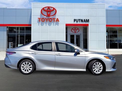 Used 2018 Toyota Camry LE image 3