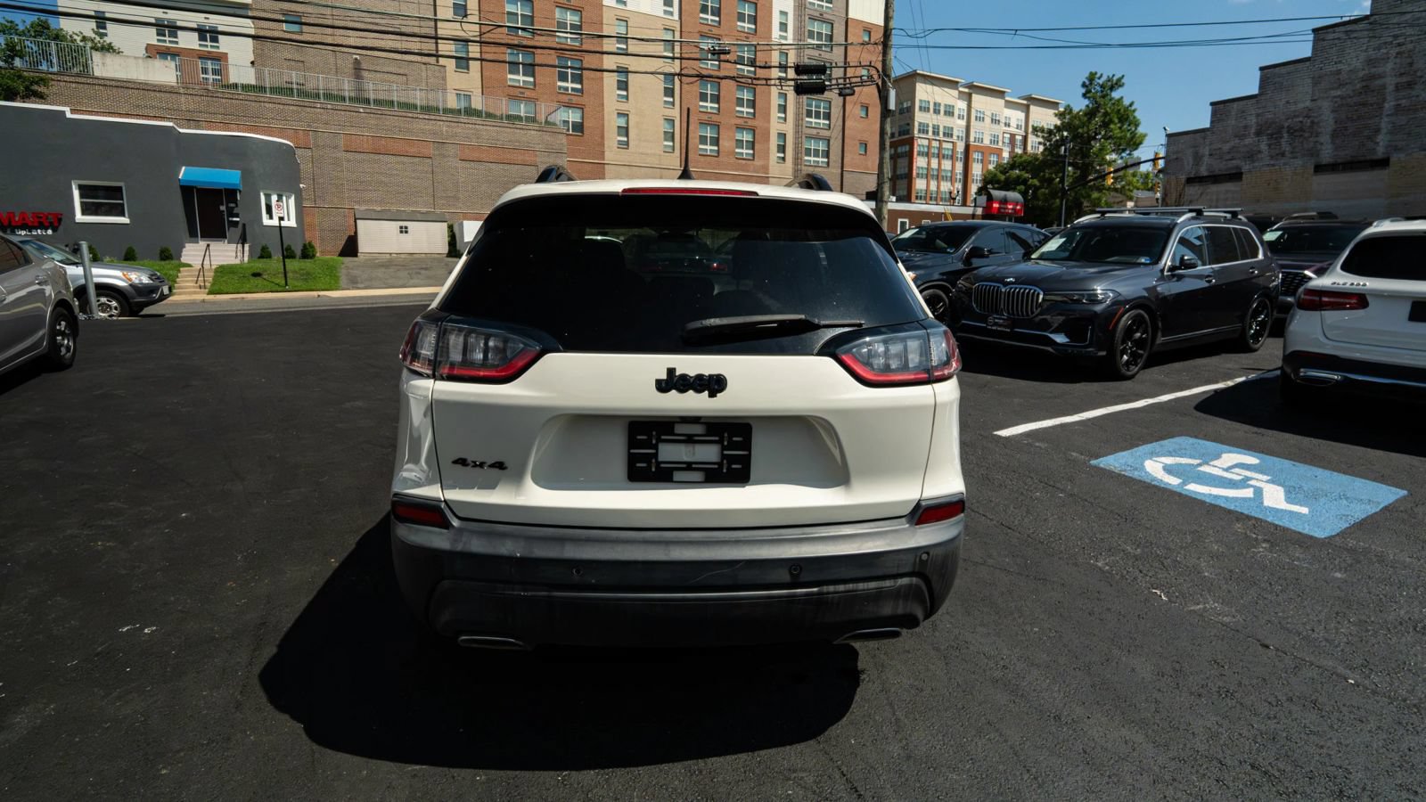 Used 2019 Jeep Cherokee Latitude Plus AWD/4WD image 4