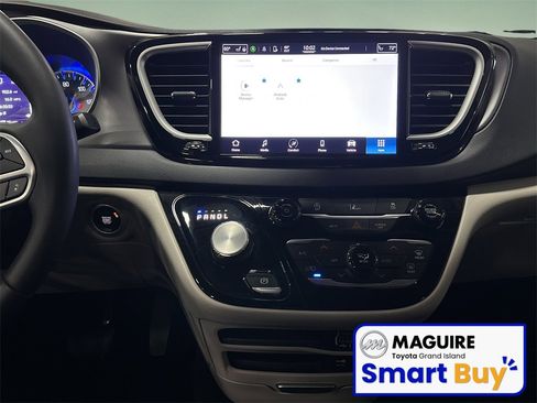 Used 2022 Chrysler Pacifica Touring-L image 15