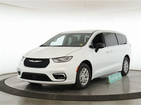 New 2026 Chrysler Pacifica Select image 10