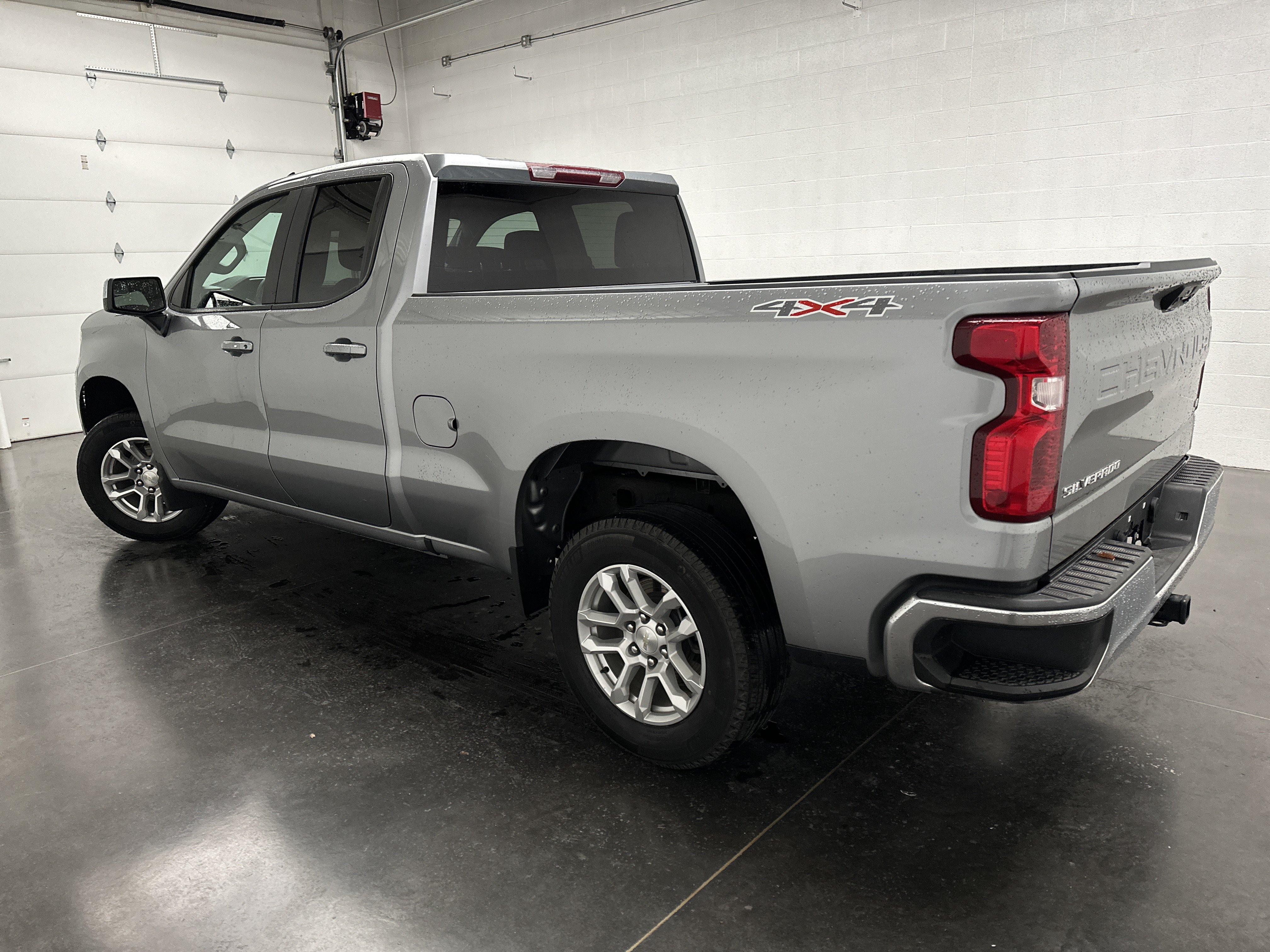 Used 2024 Chevrolet Silverado 1500 LT AWD/4WD image 7