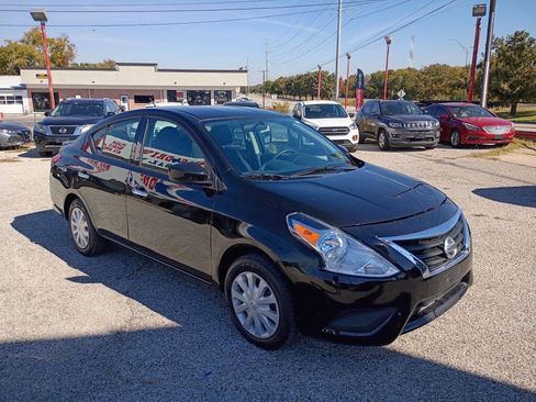 Used 2019 Nissan Versa SV image 3