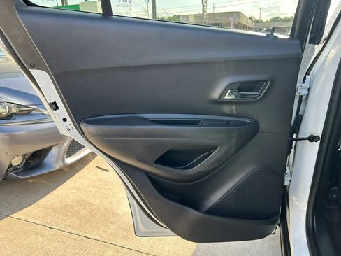 Used 2019 Chevrolet Trax LT w/ LT Convenience Package FWD image 19