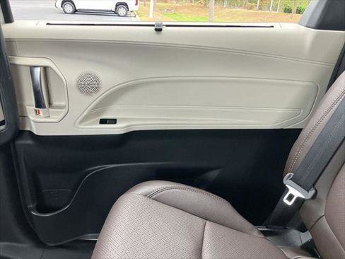 Certified 2023 Toyota Sienna Platinum image 38