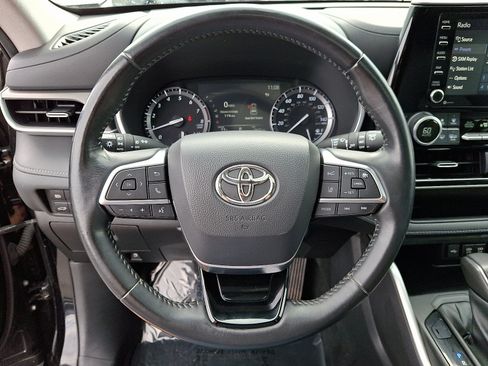Used 2021 Toyota Highlander XLE AWD/4WD image 20
