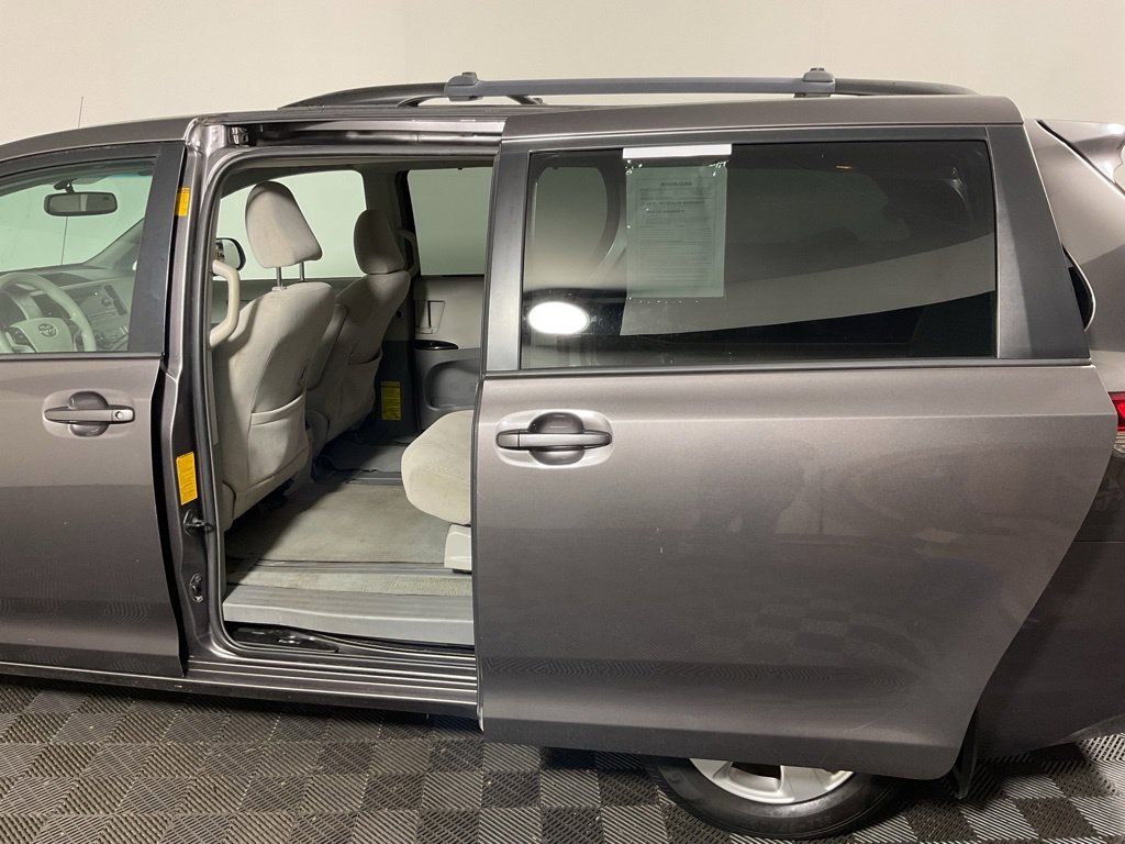 Used 2013 Toyota Sienna LE w/ Towing Pkg FWD image 28