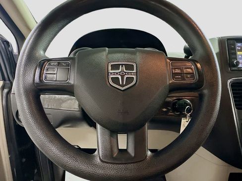 Used 2018 Dodge Grand Caravan SE w/ UConnect Hands-Free Group FWD image 12