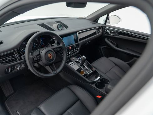 Certified 2026 Porsche Macan AWD/4WD image 4