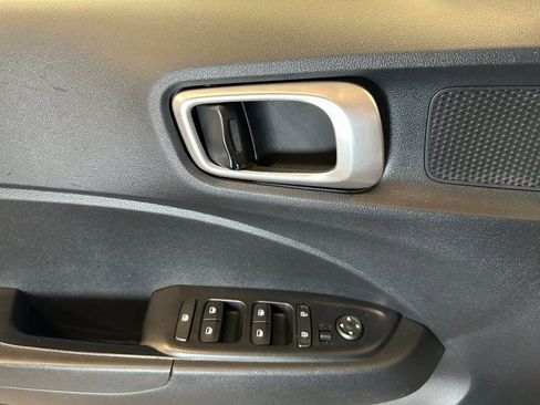 Used 2023 Hyundai Venue SE FWD image 16