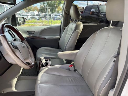 Used 2013 Toyota Sienna Limited image 11