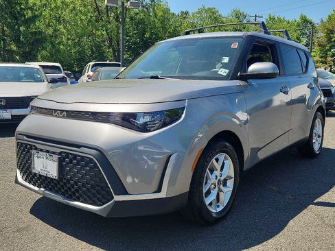 Used 2023 Kia Soul LX w/ LX Technology Package FWD image 3