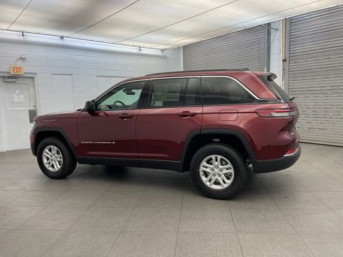 New 2025 Jeep Grand Cherokee Laredo image 8