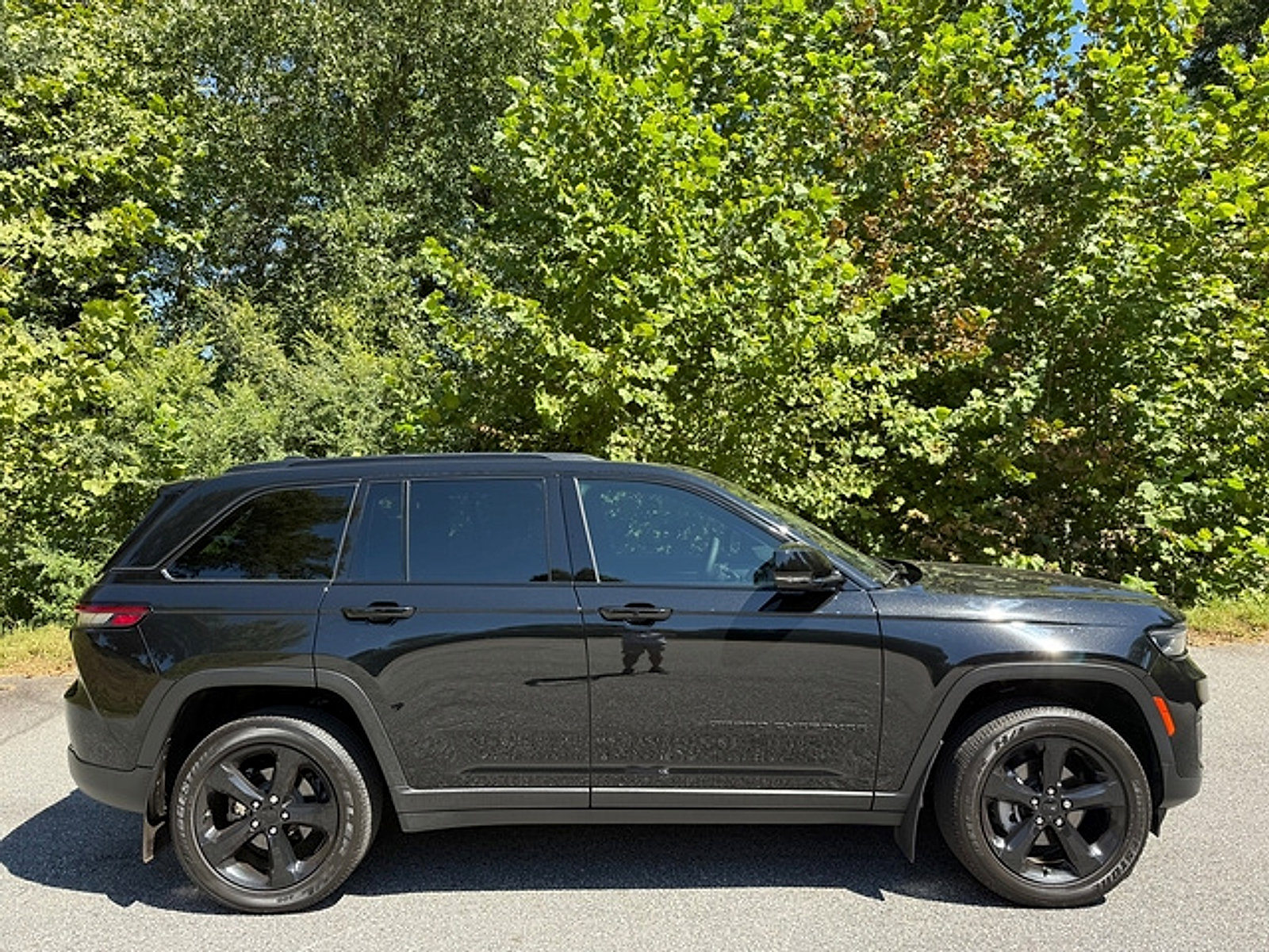Used 2024 Jeep Grand Cherokee Altitude AWD/4WD image 5