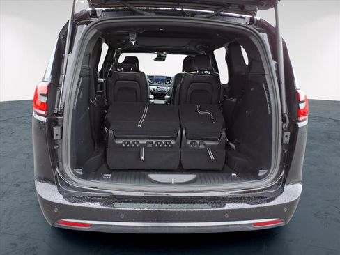 Used 2025 Chrysler Pacifica Limited FWD image 13