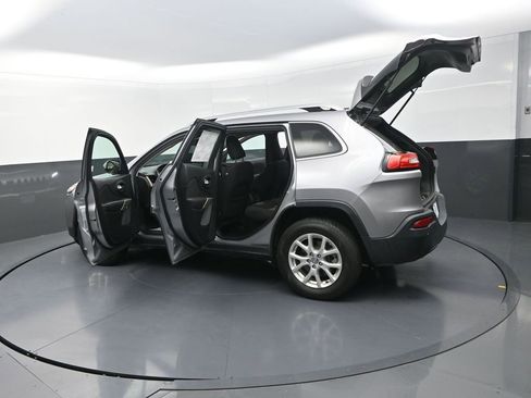 Used 2018 Jeep Cherokee Latitude w/ Safety Group image 35