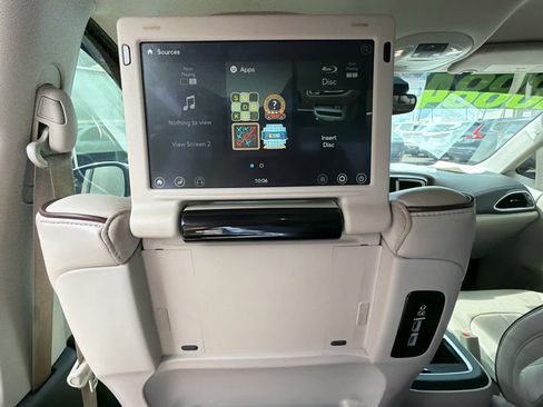 Used 2017 Chrysler Pacifica Limited FWD image 23