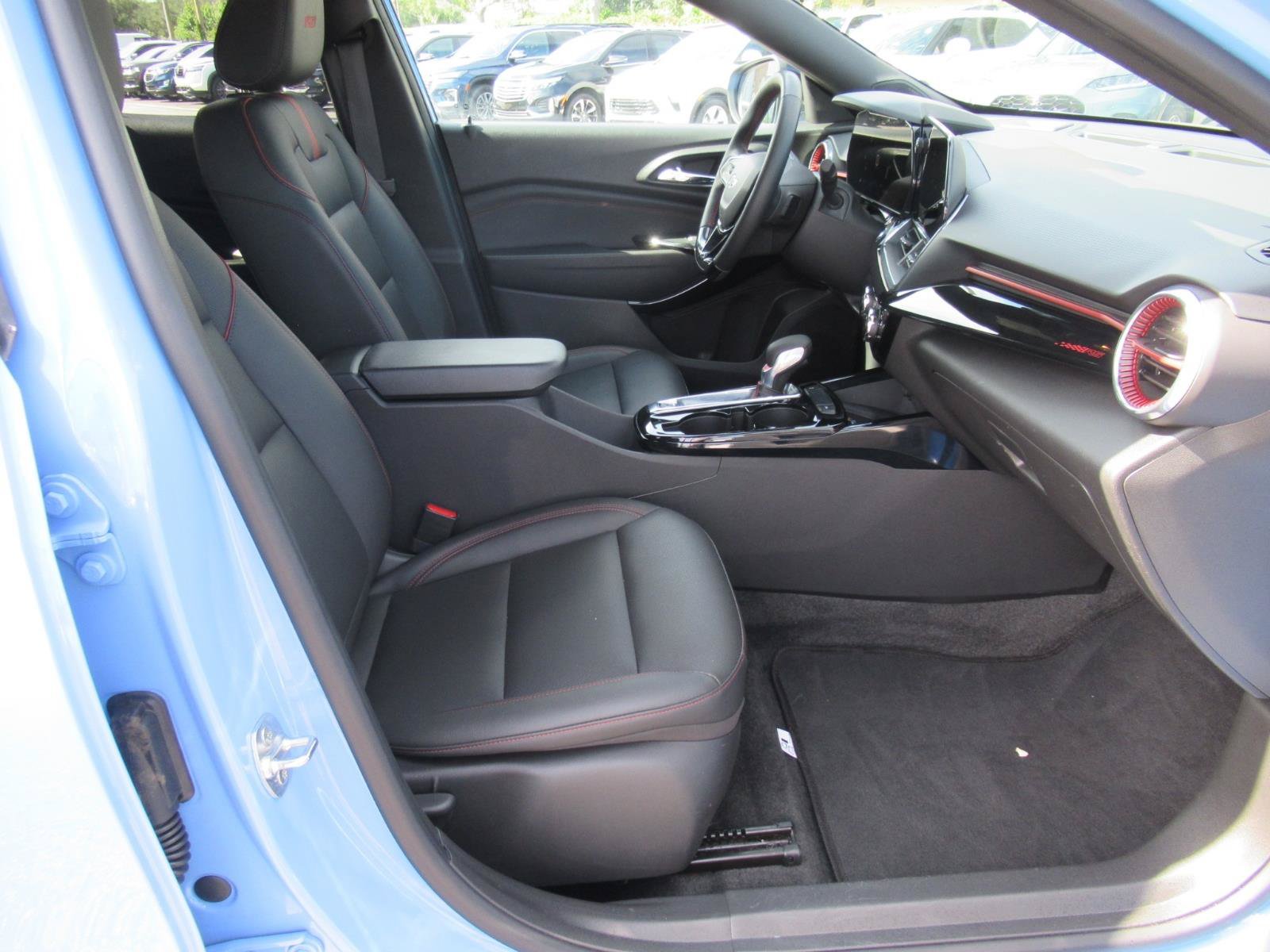 Used 2024 Chevrolet Trax RS w/ Sunroof Package FWD image 11