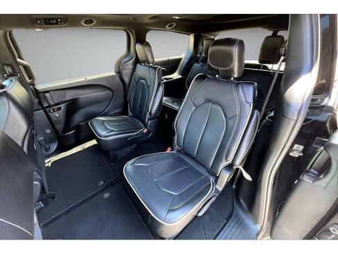 Certified 2025 Chrysler Pacifica Limited FWD image 35