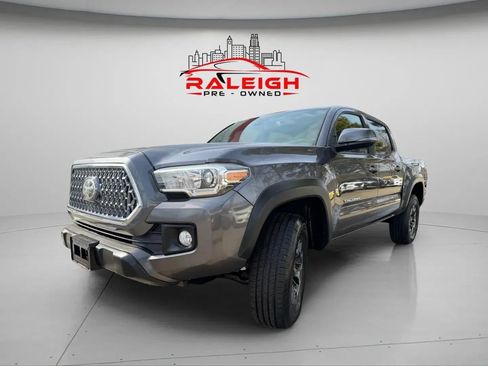 Used 2019 Toyota Tacoma TRD Off-Road image 2