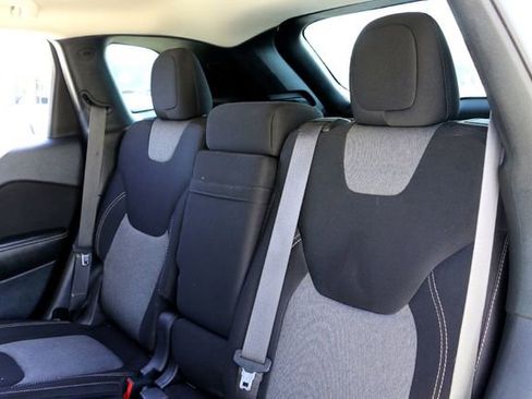 Used 2015 Jeep Cherokee Sport image 25