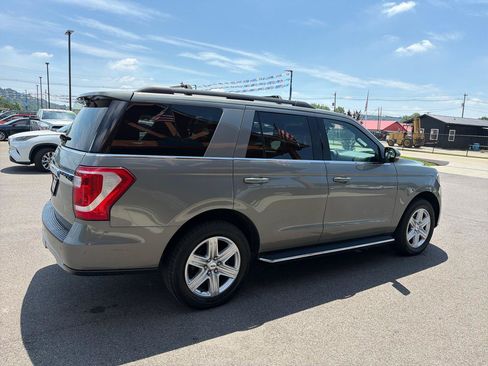 Used 2019 Ford Expedition XLT w/ Equipment Group 202A AWD/4WD image 4