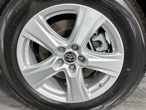 Used 2023 Toyota Highlander LE image 32