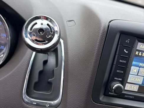 Used 2016 Chrysler Town & Country Touring image 31