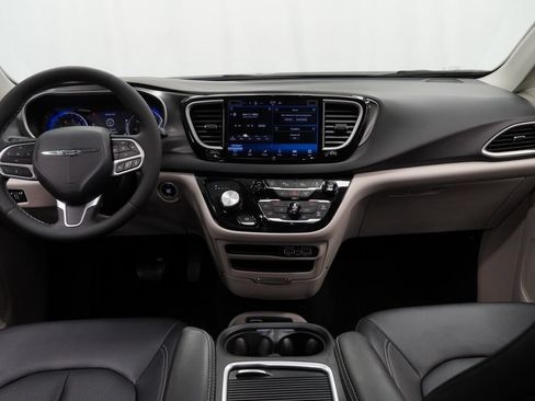 Certified 2024 Chrysler Pacifica Touring-L FWD image 30