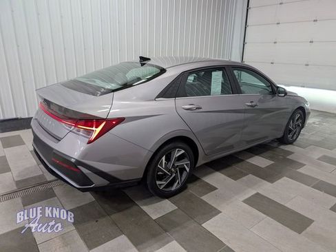 Used 2024 Hyundai Elantra SEL w/ Convenience Package FWD image 4