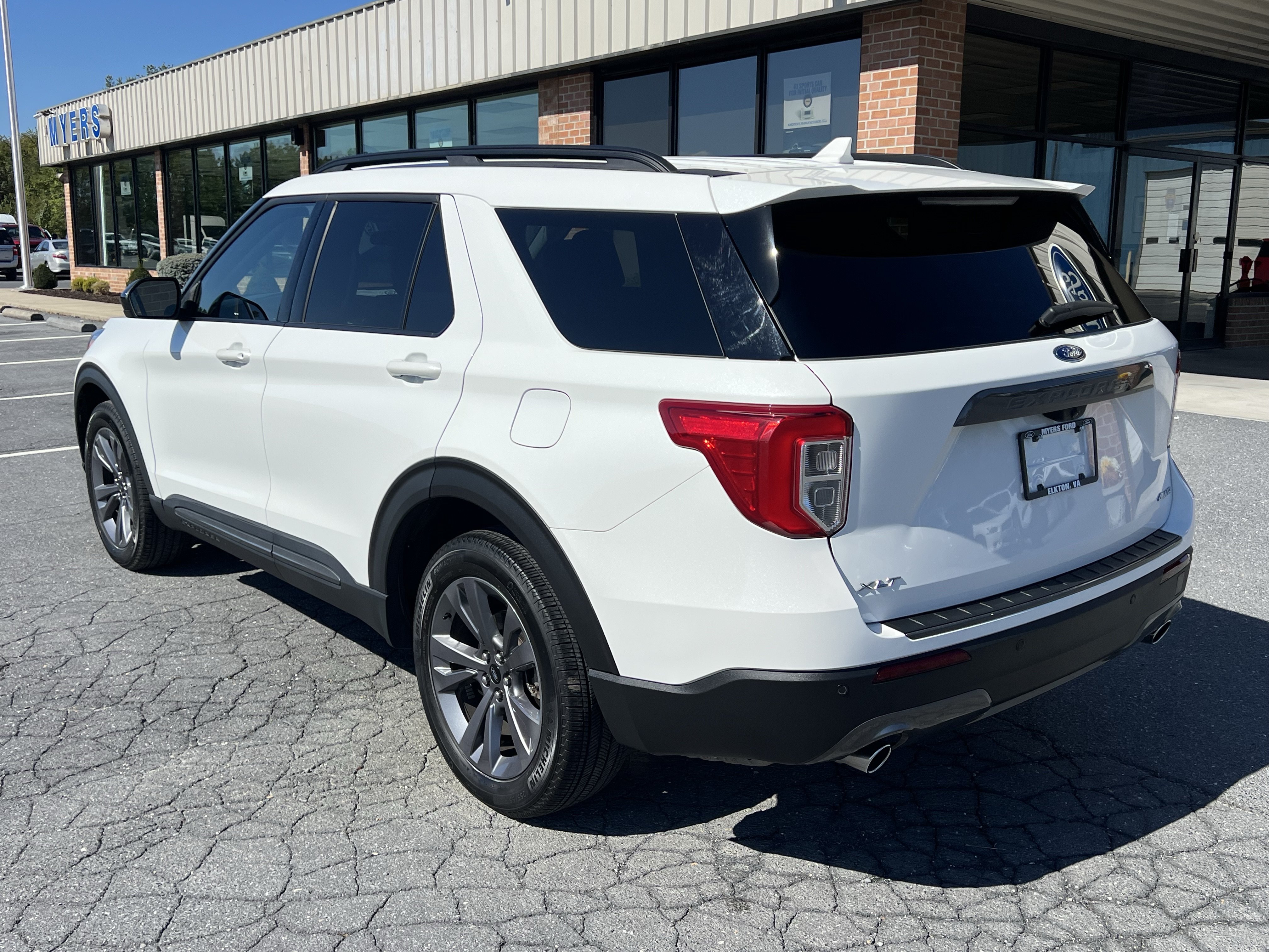 Used 2023 Ford Explorer XLT w/ Equipment Group 202A AWD/4WD image 8