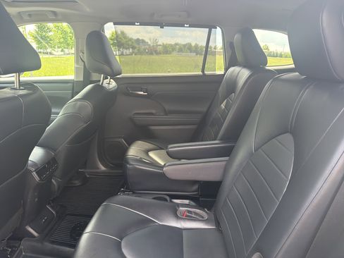 Used 2022 Toyota Highlander XLE FWD image 26