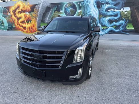 Used 2018 Cadillac Escalade ESV Premium Luxury image 3