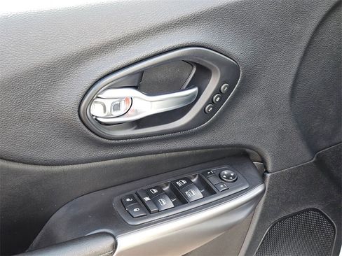 Used 2019 Jeep Cherokee Limited image 16