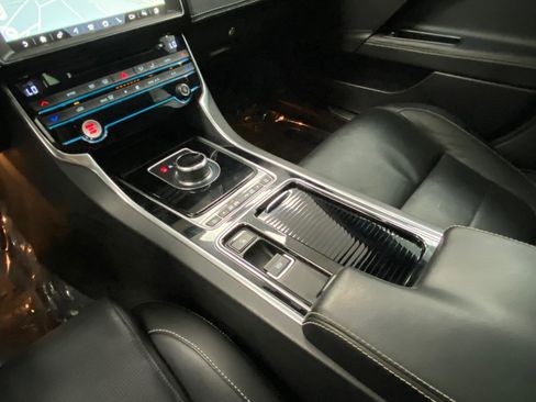 Used 2018 Jaguar XE S image 29
