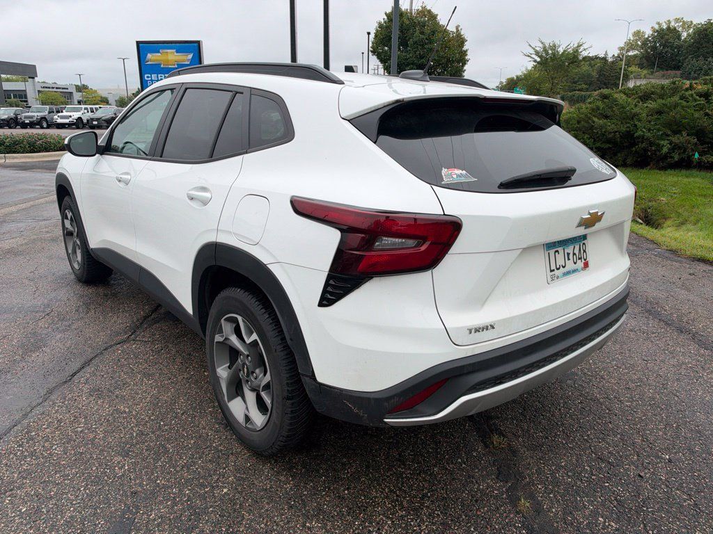 Used 2024 Chevrolet Trax LT w/ Driver Confidence Package FWD image 4