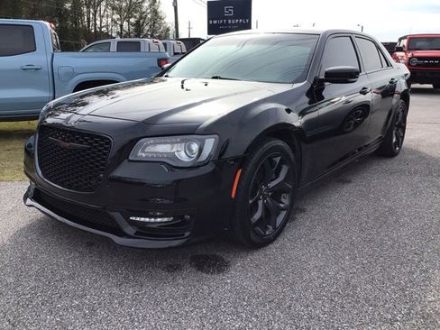 Used 2023 Chrysler 300 Touring L w/ Comfort Group image 2