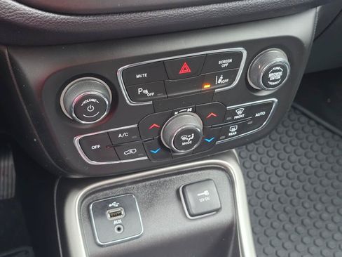 Used 2017 Jeep Compass Latitude w/ Popular Equipment Group FWD image 25