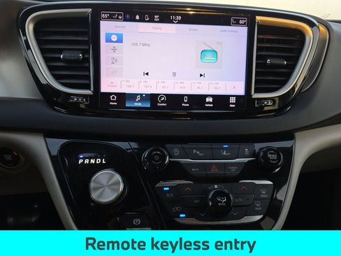 Used 2023 Chrysler Pacifica Touring-L FWD image 12