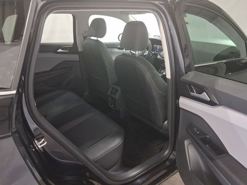 Used 2023 Volkswagen Taos SE w/ Panoramic Sunroof Package image 16